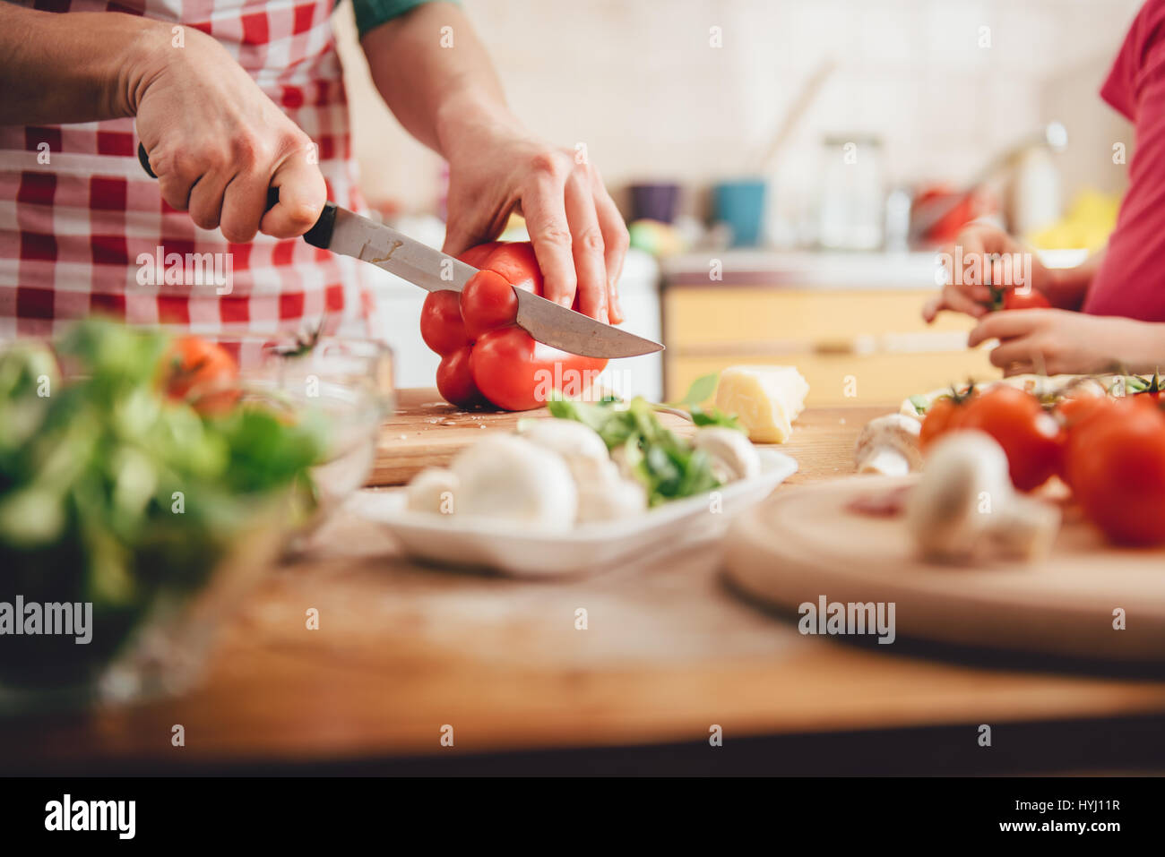 Mère et fille la préparation de pizza dans la cuisine Banque D'Images