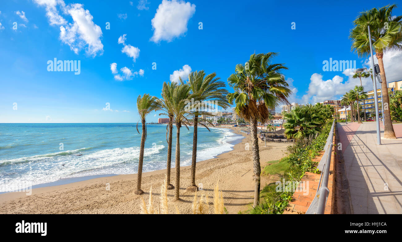 Plage et promenade du front de mer de Benalmadena. La province de Malaga, Andalousie, Espagne Banque D'Images