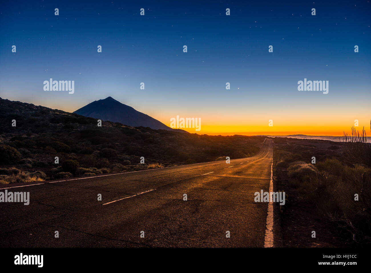 Route de montagne, routes de campagne, au coucher du soleil, les étoiles, Vulcano rétroéclairé Teide, silhouette, paysage volcanique, ciel étoilé Banque D'Images