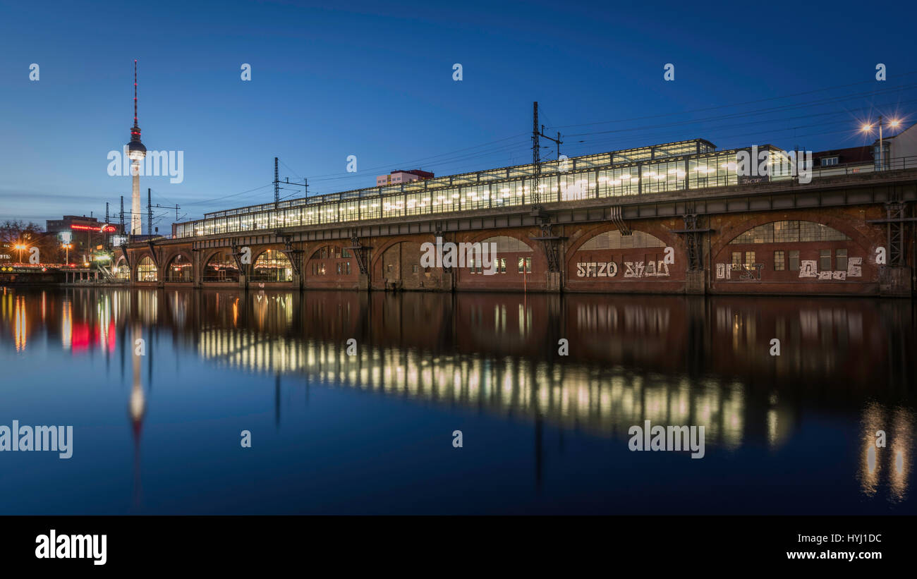 La station S-Bahn Jannowitzbrücke sur la Spree, crépuscule, Berlin Mitte, Berlin, Allemagne Banque D'Images