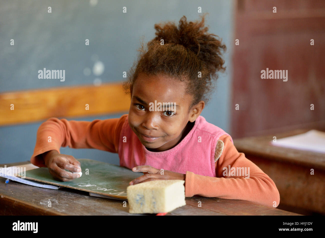 Étudiant, jeune fille, 10 ans, écrit à bord, l'école primaire, Fianarantsoa, Madagascar Banque D'Images