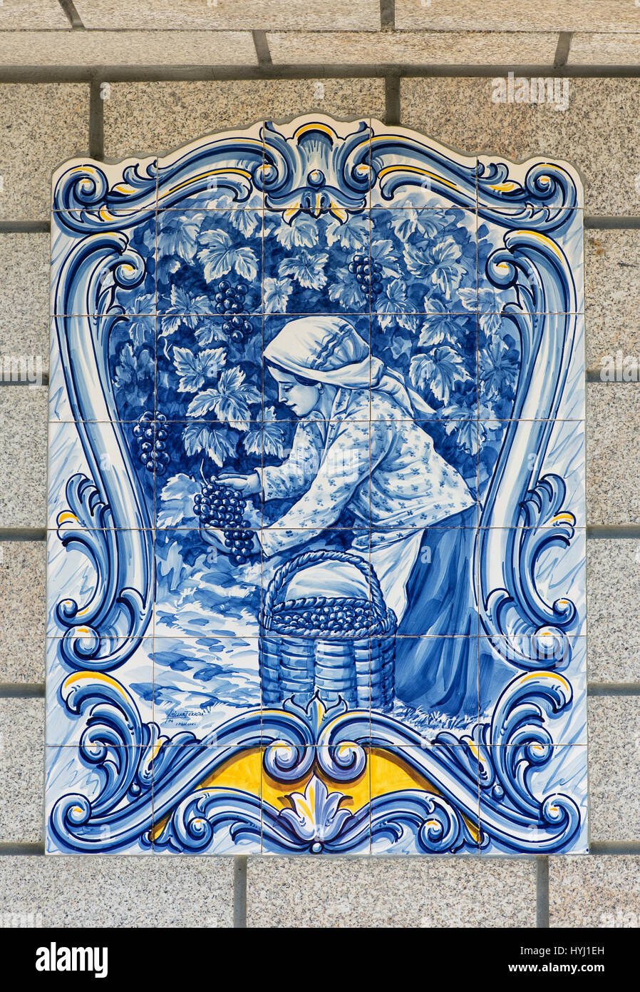 Azulejo, carreaux de céramique avec motif woman harvesting grapes, région viticole du Haut-Douro, Pinhao, Portugal Banque D'Images