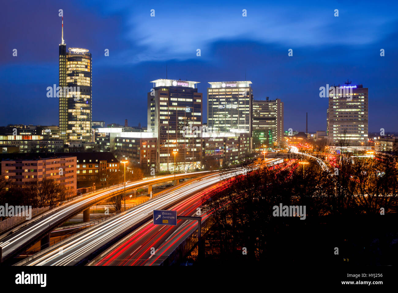 Skyline, light trails avec A40 en face des gratte-ciel de RWE, Evonik et Postbank, Crépuscule, Essen, Rhénanie du Nord-Westphalie Banque D'Images