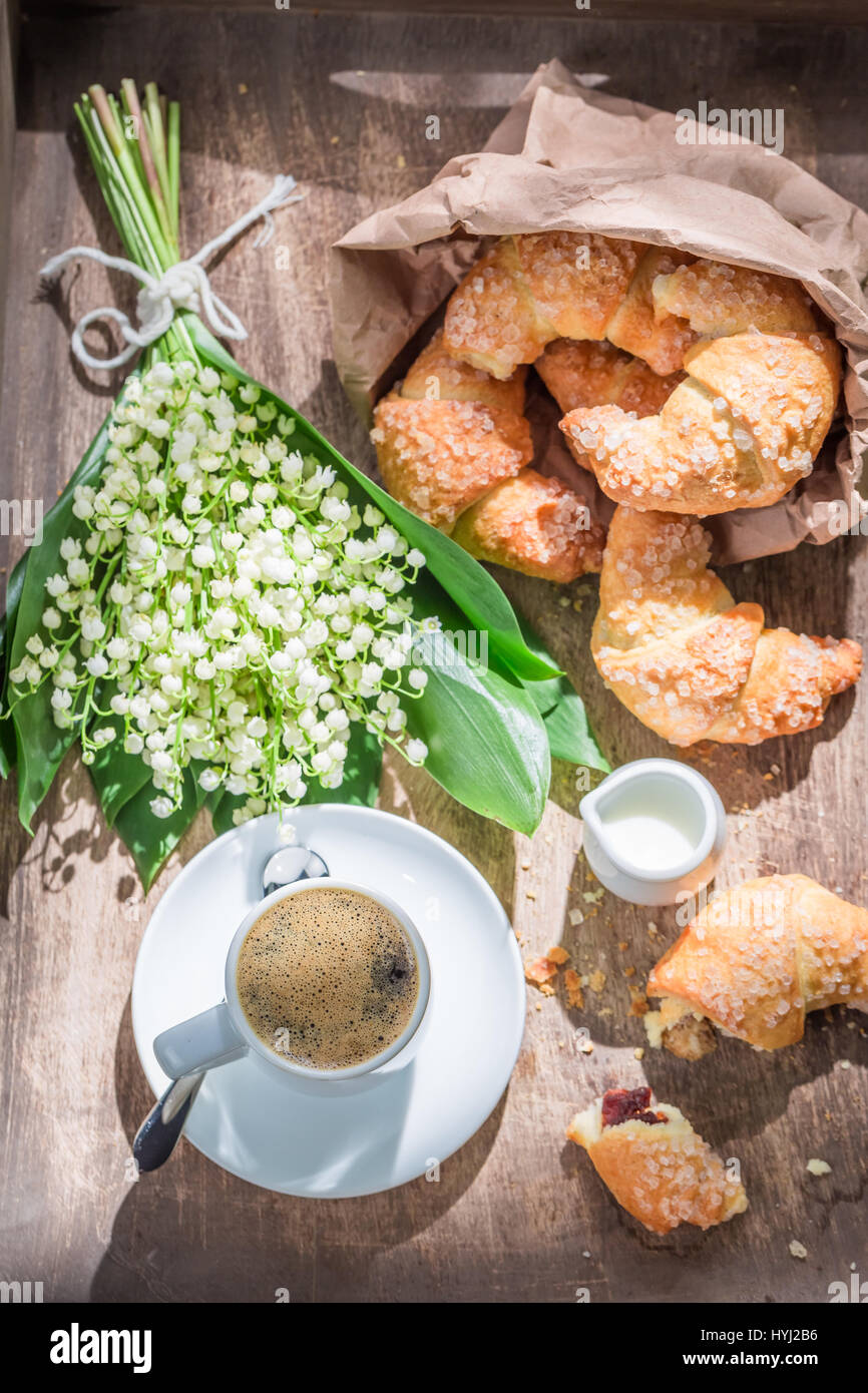Petit Dejeuner Avec Cafe Croissant Et Fleurs De Printemps Photo Stock Alamy Petit Dejeuner Avec Cafe Croissant Et Fleurs De Printemps Photo Stock Alamy