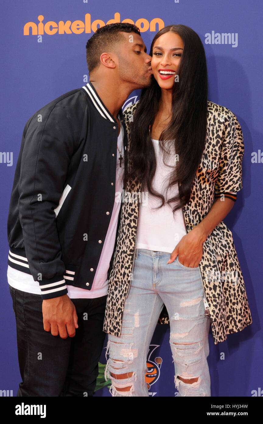 Couple Russell Wilson et la chanteuse Ciara s'embrasser au 2015 Nickelodeon Kids Choice Awards Sport à l'UCLA le 16 juillet 2015 à Los Angeles, Californie. Banque D'Images