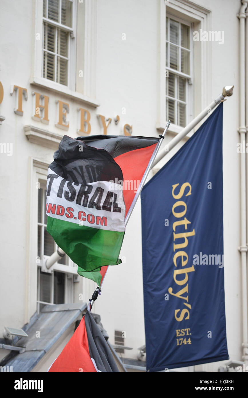 New Bond Street, London, UK. 4ème apr 2017. Les manifestants se tiennent à l'extérieur Sotheby's auction house pour protester contre Israël "diamants du sang" Crédit : Matthieu Chattle/Alamy Live News Banque D'Images