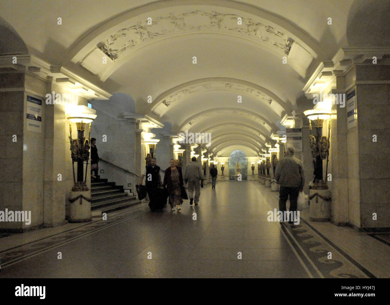 Saint-pétersbourg, Russie - le 14 août 2009 -- l'intérieur d'une station de métro (métro) à Saint-Pétersbourg, Russie le Vendredi, Août 14, 2009. Credit : Ron Sachs / CNP - AUCUN FIL SERVICE - Photo : Ron Sachs/consolidé/dpa Banque D'Images