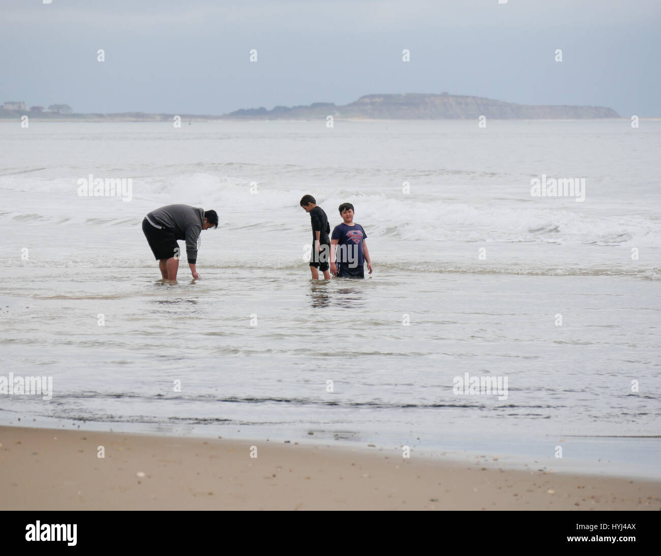 Bournemouth, Dorset, UK. Le 4 avril 2017. Les gens s'amuser sur le premier jour de vacances de Pâques sur la plage. © DTNews/Alamy Live News Banque D'Images