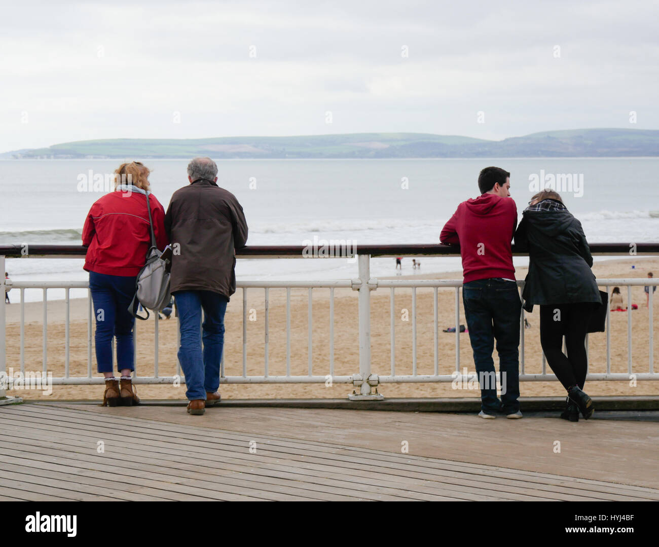 Bournemouth, Dorset, UK. Le 4 avril 2017. Les gens s'amuser sur le premier jour de vacances de Pâques sur la plage. © DTNews/Alamy Live News Banque D'Images