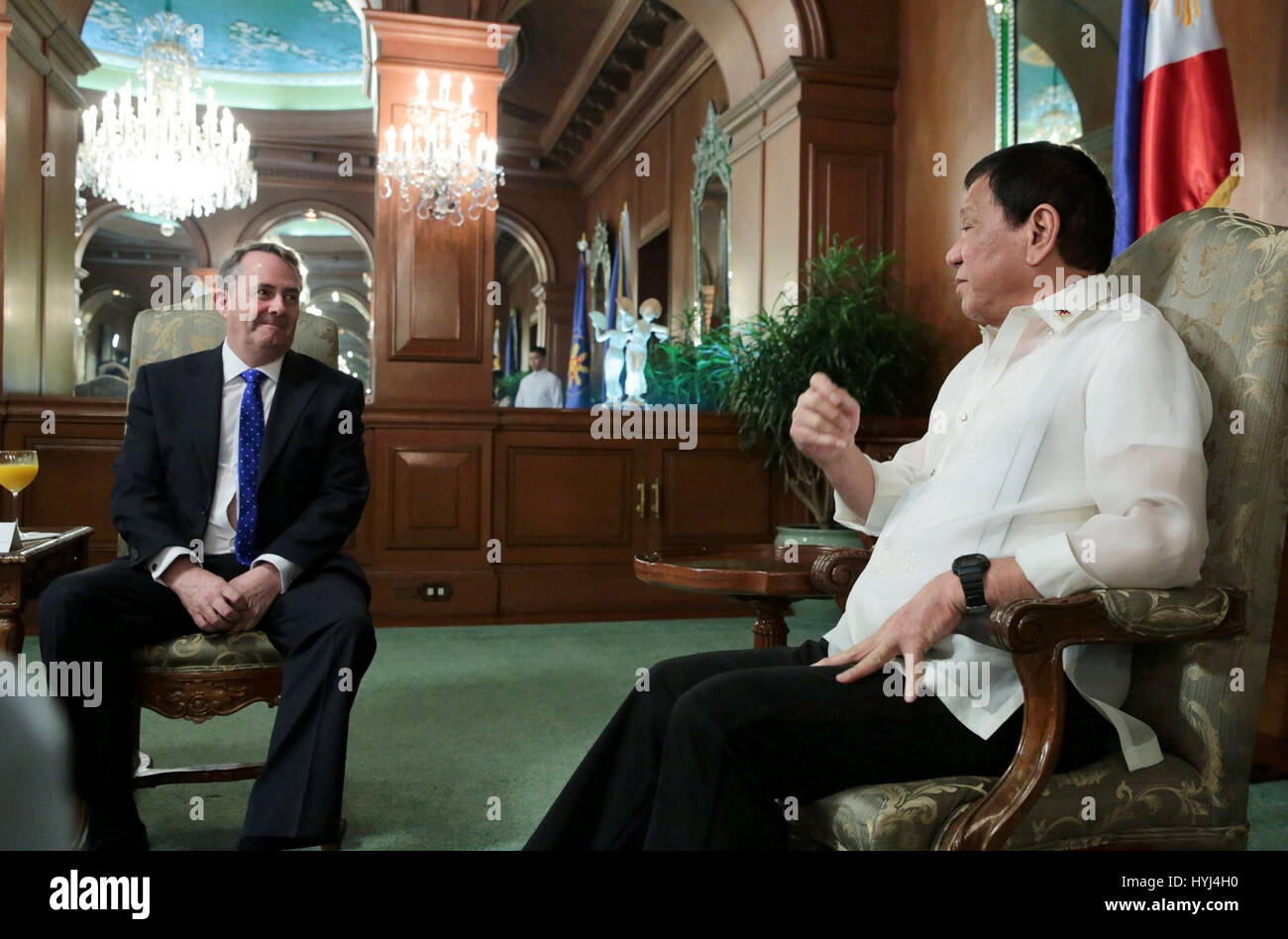 Manille, Philippines. 4ème apr 2017. La présidente philippine Rodrigo Duterte rencontre avec la secrétaire d'État chargé du Commerce international, Liam Fox, à gauche, la salle de musique du Palais Malacanang, le 3 avril 2017 à Manille, aux Philippines. Credit : Planetpix/Alamy Live News Banque D'Images