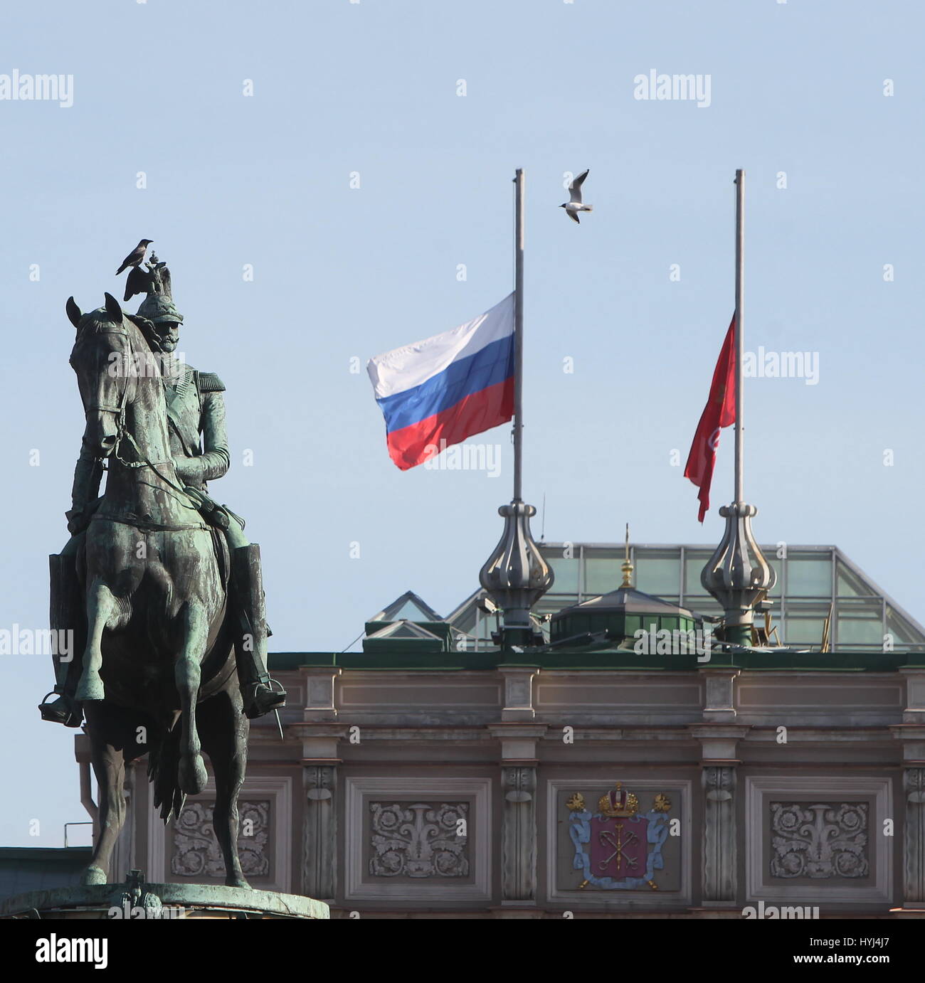 Saint Petersburg, Russie. 4ème apr 2017. Le drapeau national russe (L) et l'indicateur de Saint-Pétersbourg en berne sur le dessus de l'Assemblée législative de Saint-Pétersbourg en hommage aux victimes d'une explosion dans le métro de Saint-Pétersbourg, à Saint-Pétersbourg, en Russie, le 4 avril 2017. L'attentat dans le métro de Saint-Pétersbourg le lundi a tué 14 personnes, le ministre de la santé russe Veronika Skvortsova a déclaré mardi. Credit : Lu Jinbo/Xinhua/Alamy Live News Banque D'Images