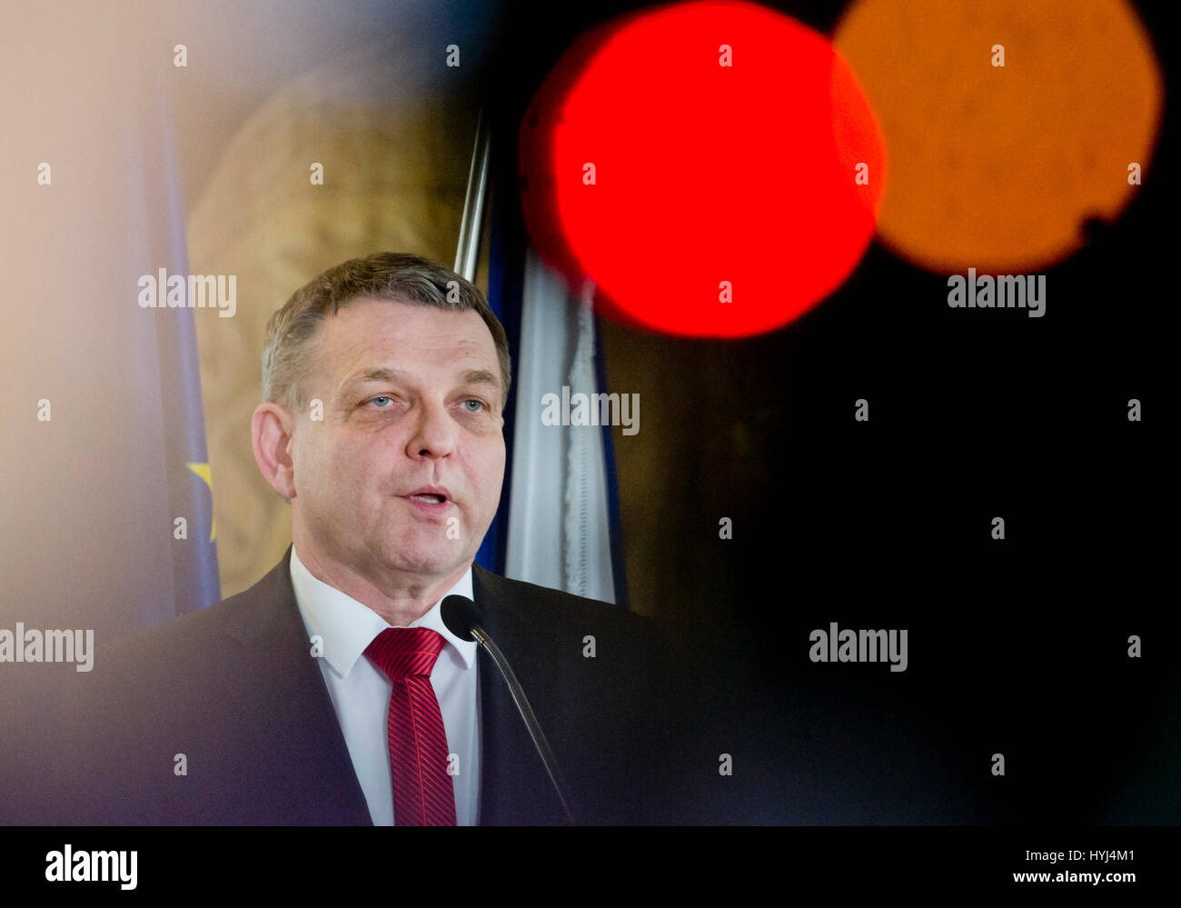 Prague, République tchèque. Le 4 avril 2017. Le Ministre des affaires étrangères, Lubomir Zaoralek tient conférence de presse sur l'acquittement de la homme soupçonné d'avoir tué l'homme tchèque au Royaume-Uni en septembre dernier, à Prague, en République tchèque, le 4 avril 2017. Zaoralek a dit aux journalistes qu'il avait examiné l'affaire avec l'Ambassadeur britannique Jan Thompson et qu'en parler avec la secrétaire d'État aux Affaires étrangères et du Commonwealth, Boris Johnson, à Bruxelles le 5 avril. Photo : CTK/Alamy Live News Banque D'Images