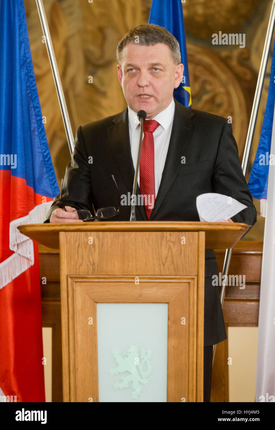 Prague, République tchèque. Le 4 avril 2017. Le Ministre des affaires étrangères, Lubomir Zaoralek tient conférence de presse sur l'acquittement de la homme soupçonné d'avoir tué l'homme tchèque au Royaume-Uni en septembre dernier, à Prague, en République tchèque, le 4 avril 2017. Zaoralek a dit aux journalistes qu'il avait examiné l'affaire avec l'Ambassadeur britannique Jan Thompson et qu'en parler avec la secrétaire d'État aux Affaires étrangères et du Commonwealth, Boris Johnson, à Bruxelles le 5 avril. Photo : CTK/Alamy Live News Banque D'Images