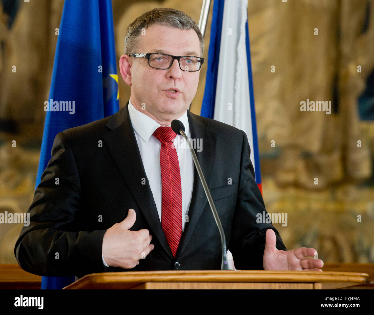 Prague, République tchèque. Le 4 avril 2017. Le Ministre des affaires étrangères, Lubomir Zaoralek tient conférence de presse sur l'acquittement de la homme soupçonné d'avoir tué l'homme tchèque au Royaume-Uni en septembre dernier, à Prague, en République tchèque, le 4 avril 2017. Zaoralek a dit aux journalistes qu'il avait examiné l'affaire avec l'Ambassadeur britannique Jan Thompson et qu'en parler avec la secrétaire d'État aux Affaires étrangères et du Commonwealth, Boris Johnson, à Bruxelles le 5 avril. Photo : CTK/Alamy Live News Banque D'Images