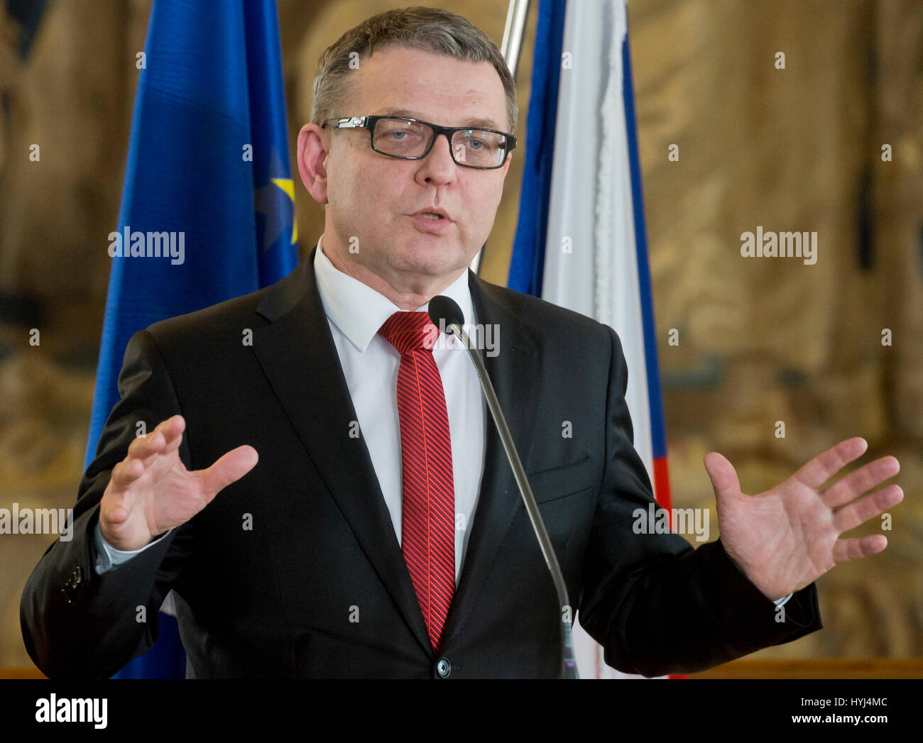 Prague, République tchèque. Le 4 avril 2017. Le Ministre des affaires étrangères, Lubomir Zaoralek tient conférence de presse sur l'acquittement de la homme soupçonné d'avoir tué l'homme tchèque au Royaume-Uni en septembre dernier, à Prague, en République tchèque, le 4 avril 2017. Zaoralek a dit aux journalistes qu'il avait examiné l'affaire avec l'Ambassadeur britannique Jan Thompson et qu'en parler avec la secrétaire d'État aux Affaires étrangères et du Commonwealth, Boris Johnson, à Bruxelles le 5 avril. Photo : CTK/Alamy Live News Banque D'Images