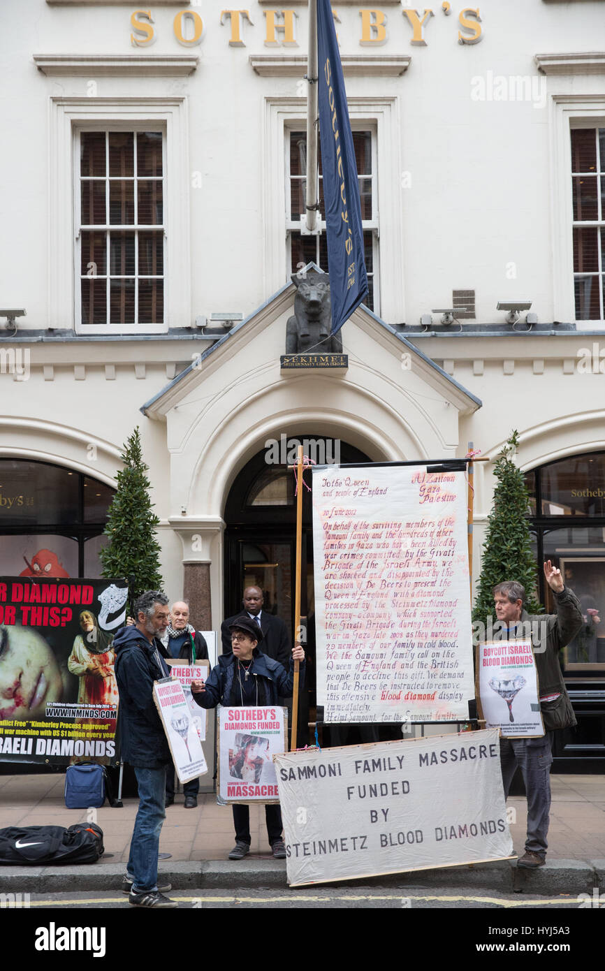 Londres, Royaume-Uni. 4 avril, 2017. Des esprits innovateurs des militants du protester devant Sotheby's à Bond Street à mettre en lumière les liens entre supposé Sotheby's et le Groupe de diamants Steinmetz et, à travers eux, à la Steinmetz et la Fondation Givati Brigade de l'armée israélienne, qui a été accusé de crimes de guerre par le Conseil des droits de l'homme. Credit : Mark Kerrison/Alamy Live News Banque D'Images