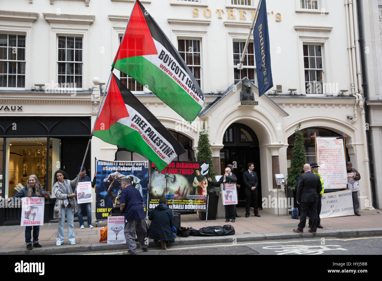 Londres, Royaume-Uni. 4 avril, 2017. Des esprits innovateurs des militants du protester devant Sotheby's à Bond Street à mettre en lumière les liens entre supposé Sotheby's et le Groupe de diamants Steinmetz et, à travers eux, à la Steinmetz et la Fondation Givati Brigade de l'armée israélienne, qui a été accusé de crimes de guerre par le Conseil des droits de l'homme. Credit : Mark Kerrison/Alamy Live News Banque D'Images