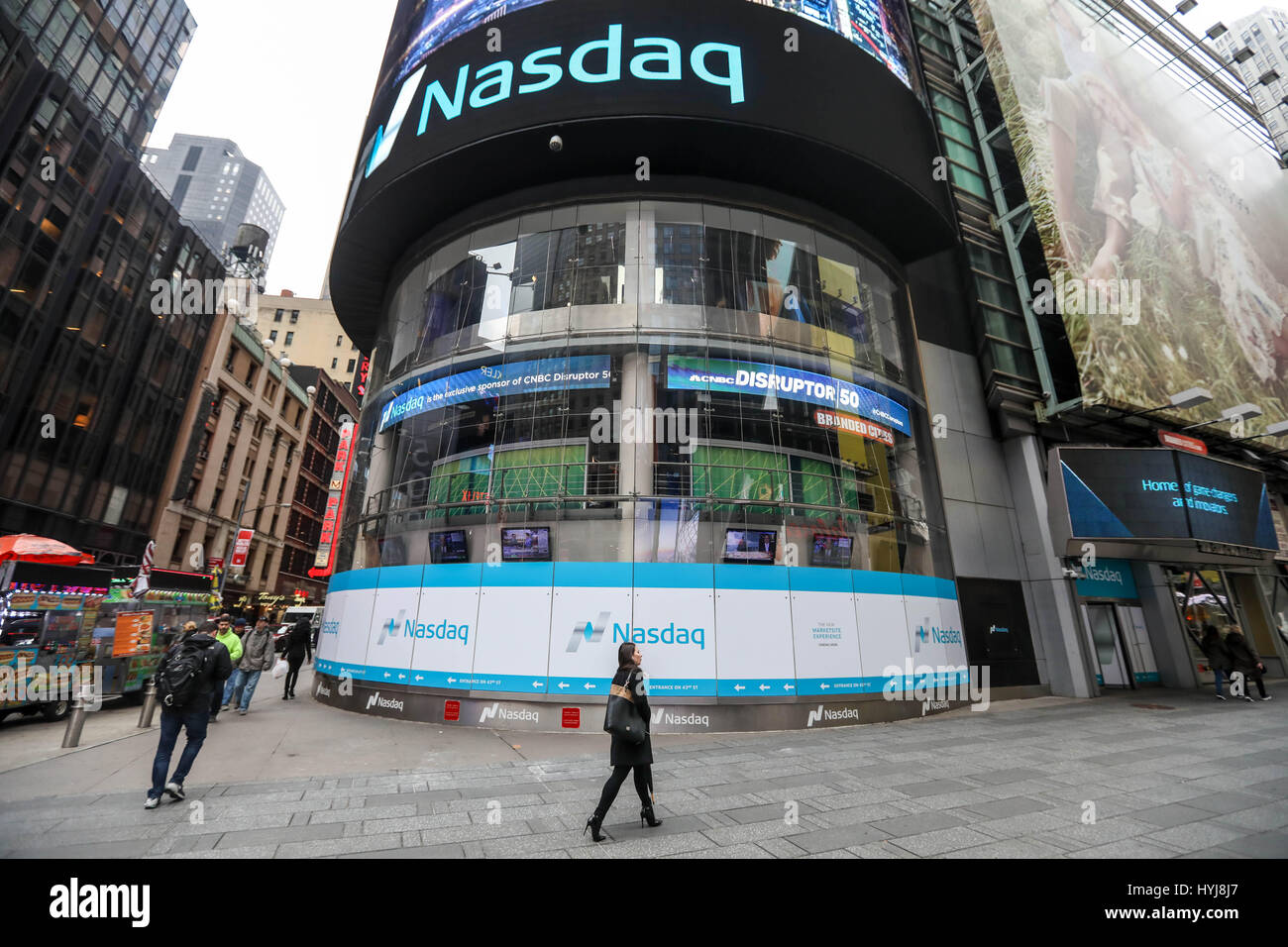 NEW YORK, NY - 04 avril : vue sur le NASDAQ Stock Market at Times Square à Manhattan le 4 avril 2017 à New York, aux États-Unis. (PHOTO : WILLIAM VOLCOV/BRÉSIL PHOTO PRESSE) Banque D'Images