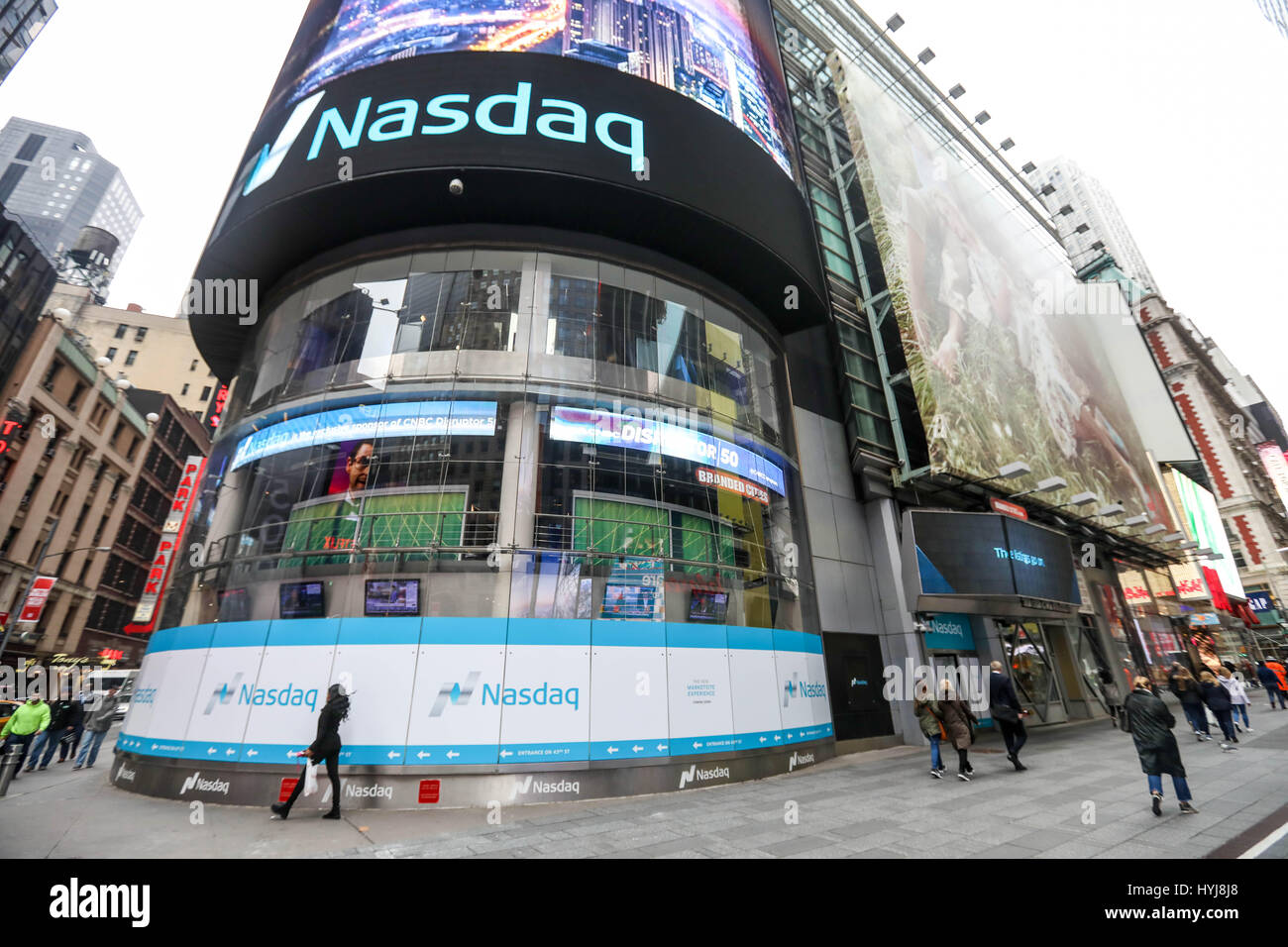 NEW YORK, NY - 04 avril : vue sur le NASDAQ Stock Market at Times Square à Manhattan le 4 avril 2017 à New York, aux États-Unis. (PHOTO : WILLIAM VOLCOV/BRÉSIL PHOTO PRESSE) Banque D'Images