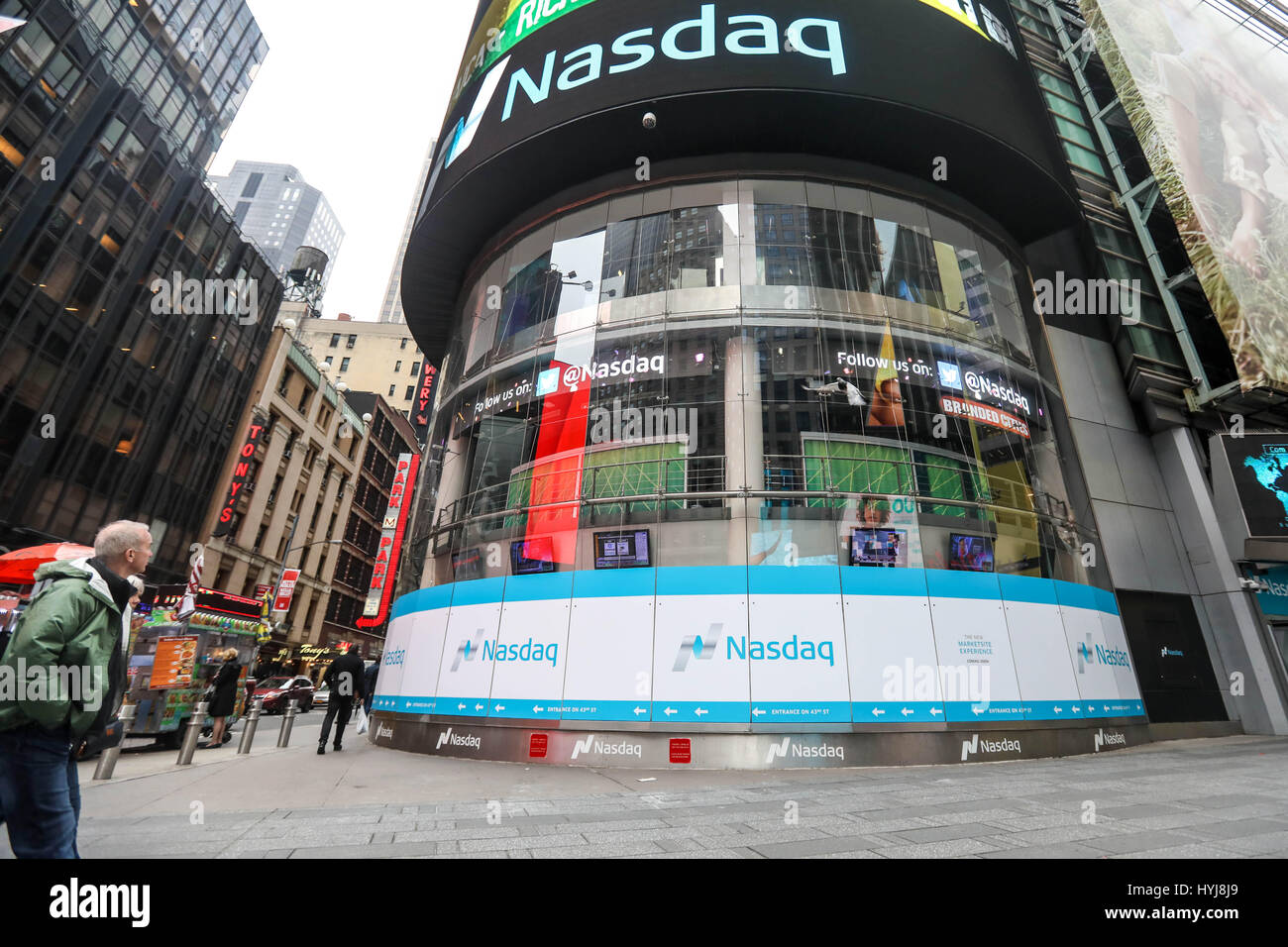 NEW YORK, NY - 04 avril : vue sur le NASDAQ Stock Market at Times Square à Manhattan le 4 avril 2017 à New York, aux États-Unis. (PHOTO : WILLIAM VOLCOV/BRÉSIL PHOTO PRESSE) Banque D'Images