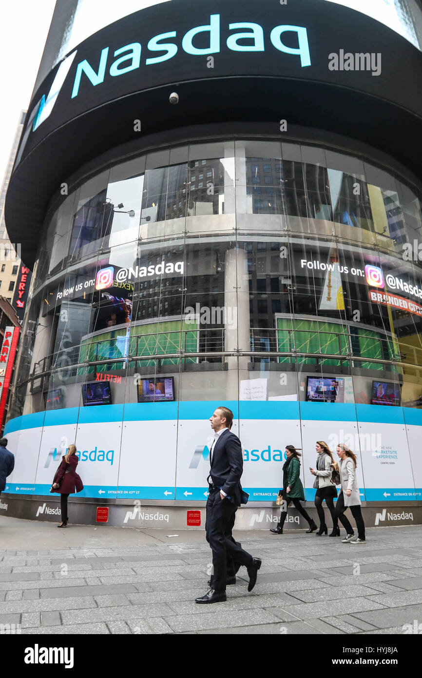 NEW YORK, NY - 04 avril : vue sur le NASDAQ Stock Market at Times Square à Manhattan le 4 avril 2017 à New York, aux États-Unis. (PHOTO : WILLIAM VOLCOV/BRÉSIL PHOTO PRESSE) Banque D'Images