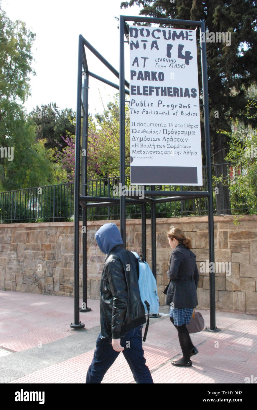 Une publicité pour l'ouverture de l'exposition d'art 'documenta 14' vu près de 'Parko" Eleftherias (lit. Freedom Park), Centre des arts de la municipalité d'Athènes de musée et Anti-dictatoriale de la résistance démocratique et le Musée National d'Art moderne dans le centre-ville d'Athènes, Grèce, 03 avril 2017, ils font partie de l'exposition internationale d'art 'documenta 14' qui sera d'abord tenue à Athènes, Grèce, du 8 avril au 16 juillet, puis à Kassel, Allemagne du 10 juin au 17 septembre 2017. Photo : Alexia Angelopoulou/dpa Banque D'Images