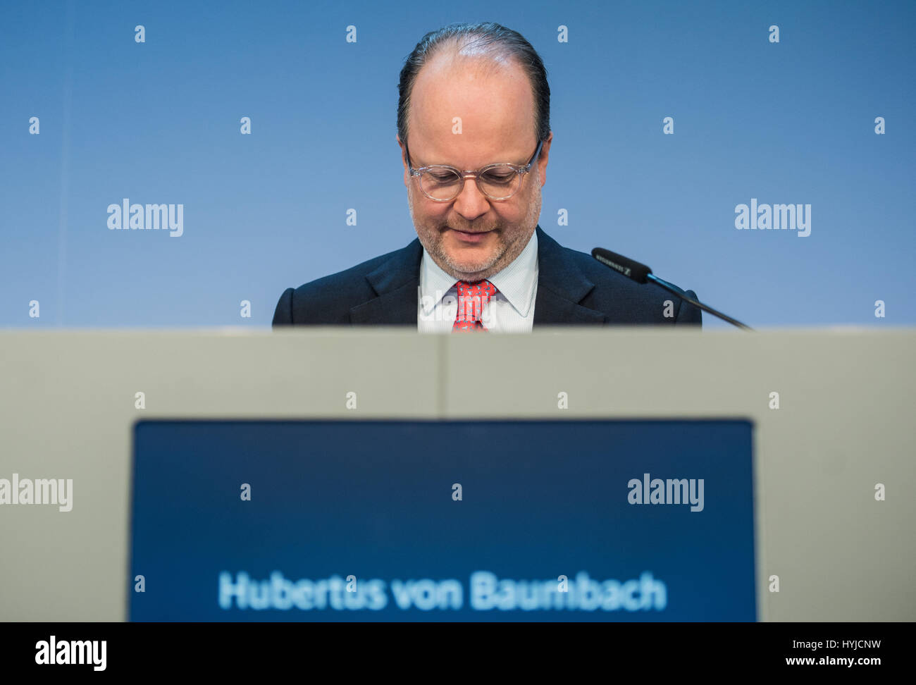 Ingelheim, Allemagne. 5ème apr 2017. Le président de l'Hubertus von Baumbach compagnie au cours d'une conférence de presse à Ingelheim, Allemagne, 5 avril 2017. L'entreprise pharmaceutique Boehringer Ingelheim est présentant leur rapport financier annuel pour l'année 2016 et les perspectives économiques pour l'année en cours. Photo : Andreas Arnold/dpa/Alamy Live News Banque D'Images