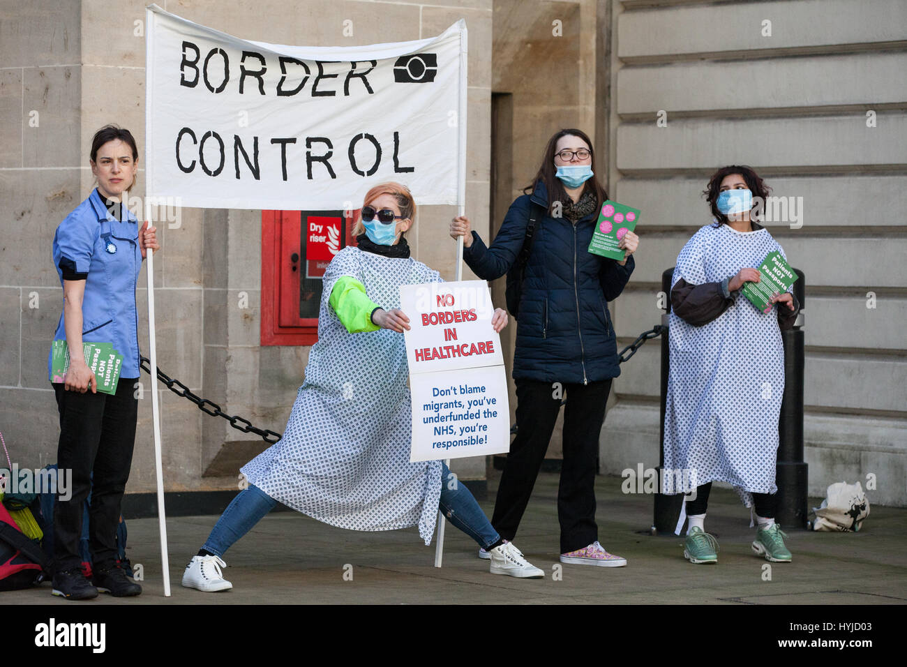 Londres, Royaume-Uni. 5 avril, 2017. Des militants de Docs flics pas protester devant le ministère de la santé contre le gouvernement, d'appliquer à partir d'avril, à exiger de trusts NHS pour vérifier l'identification des patients avant de leur traitement. Docs pas flics prétendent que le régime va détruire la confiance dans les travailleurs du NHS et amener les gens à craindre l'instauration d'un traitement, ce qui conduit à plus d'hospitalisations d'urgence et des décès. Credit : Mark Kerrison/Alamy Live News Banque D'Images