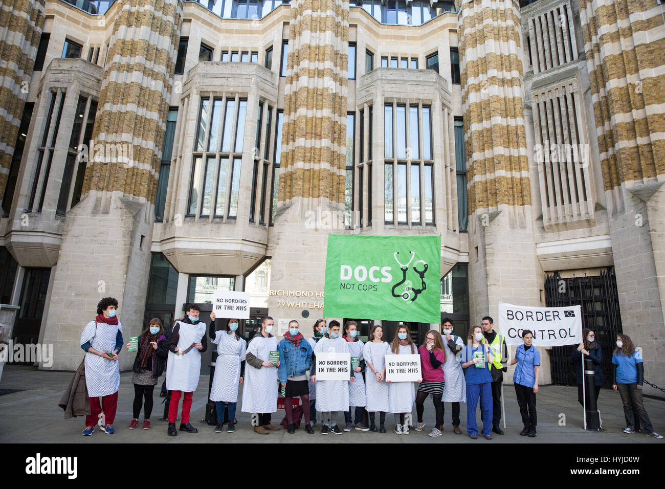 Londres, Royaume-Uni. 5 avril, 2017. Des militants de Docs flics pas protester devant le ministère de la santé contre le gouvernement, d'appliquer à partir d'avril, à exiger de trusts NHS pour vérifier l'identification des patients avant de leur traitement. Docs pas flics prétendent que le régime va détruire la confiance dans les travailleurs du NHS et amener les gens à craindre l'instauration d'un traitement, ce qui conduit à plus d'hospitalisations d'urgence et des décès. Credit : Mark Kerrison/Alamy Live News Banque D'Images