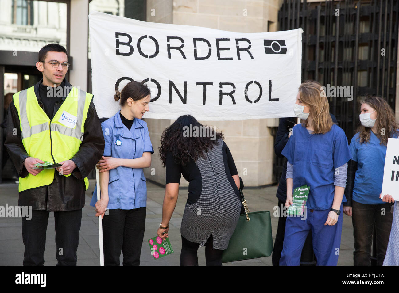 Londres, Royaume-Uni. 5 avril, 2017. Un fonctionnaire arrive pour travailler en tant qu'activistes de Docs flics pas protester devant le ministère de la santé contre le gouvernement, d'appliquer à partir d'avril, à exiger de trusts NHS pour vérifier l'identification des patients avant de leur traitement. Docs pas flics prétendent que le régime va détruire la confiance dans les travailleurs du NHS et amener les gens à craindre l'instauration d'un traitement, ce qui conduit à plus d'hospitalisations d'urgence et des décès. Credit : Mark Kerrison/Alamy Live News Banque D'Images