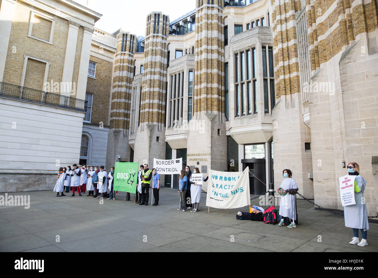 Londres, Royaume-Uni. 5 avril, 2017. Des militants de Docs flics pas protester devant le ministère de la santé contre le gouvernement, d'appliquer à partir d'avril, à exiger de trusts NHS pour vérifier l'identification des patients avant de leur traitement. Docs pas flics prétendent que le régime va détruire la confiance dans les travailleurs du NHS et amener les gens à craindre l'instauration d'un traitement, ce qui conduit à plus d'hospitalisations d'urgence et des décès. Credit : Mark Kerrison/Alamy Live News Banque D'Images