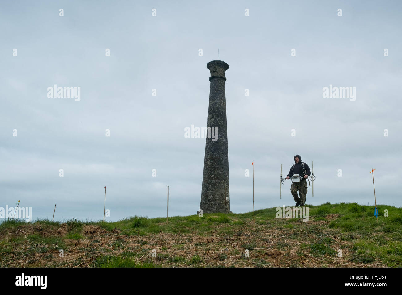Pays de Galles Aberystwyth UK, le mercredi 05 avril 2017 l'archéologie dans le Royaume-uni : Dans l'ombre de la forme caractéristique de l'Édifice Wellington monument, un archéologue de l'Archéologie de galles rend le tout premier sondage géophysique globale de l'intérieur du stylo Dinas , le grand âge de fer fort surplombant Aberystwyth, sur la côte de l'ouest du pays de Galles Ceredigion Photo © Keith Morris / Alamy Live News Banque D'Images