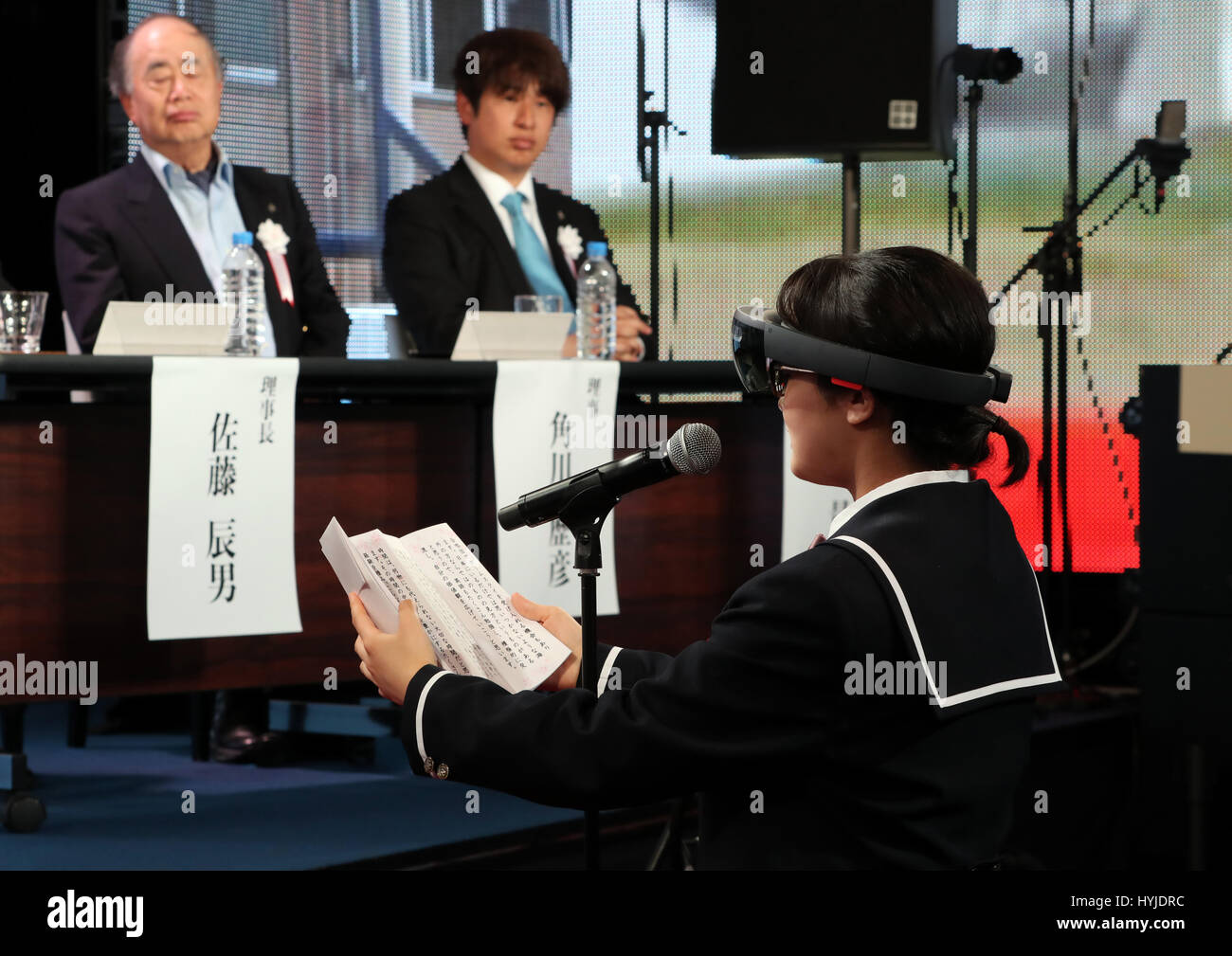 Tokyo, Japon. 5ème apr 2017. Megumi Hashimoto (R), une nouvelle élève de l'École 'N' de Microsoft de porter la réalité mixte (MR) head mount display (HMD) 'HoloLens' prononce un discours à l'entrée d'une cérémonie à Tokyo le Mercredi, Avril 5, 2017 alors que Kadokawa Dwango président Nobuo Kawakami (C) Conseiller et Tsuguhiko Kadokawa (L). La N High School, créée en 2016 et dirigée par media group Kadokawa Dwango, est une école secondaire en ligne à l'aide d'Internet et de vraies écoles fondées sur Tokyo, Osaka et Okinawa. Quelque 2 000 nouveaux étudiants inscrits la N High School cette année. (Photo par Yoshio Tsunoda/AF Banque D'Images