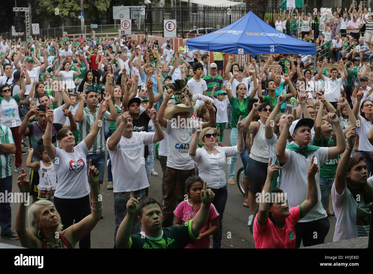 Chapecó, au Brésil. 4 avril, 2017. Chapecoense AtlÃ reçoit © ASA 19:15 Tico, la première étape de la finale de la Recopa Sudamericana dans¡ ChapecÃ³ CondÃ en arène. Sur la photo, fans vibrant. Crédit : Foto Arena LTDA/Alamy Live News Banque D'Images