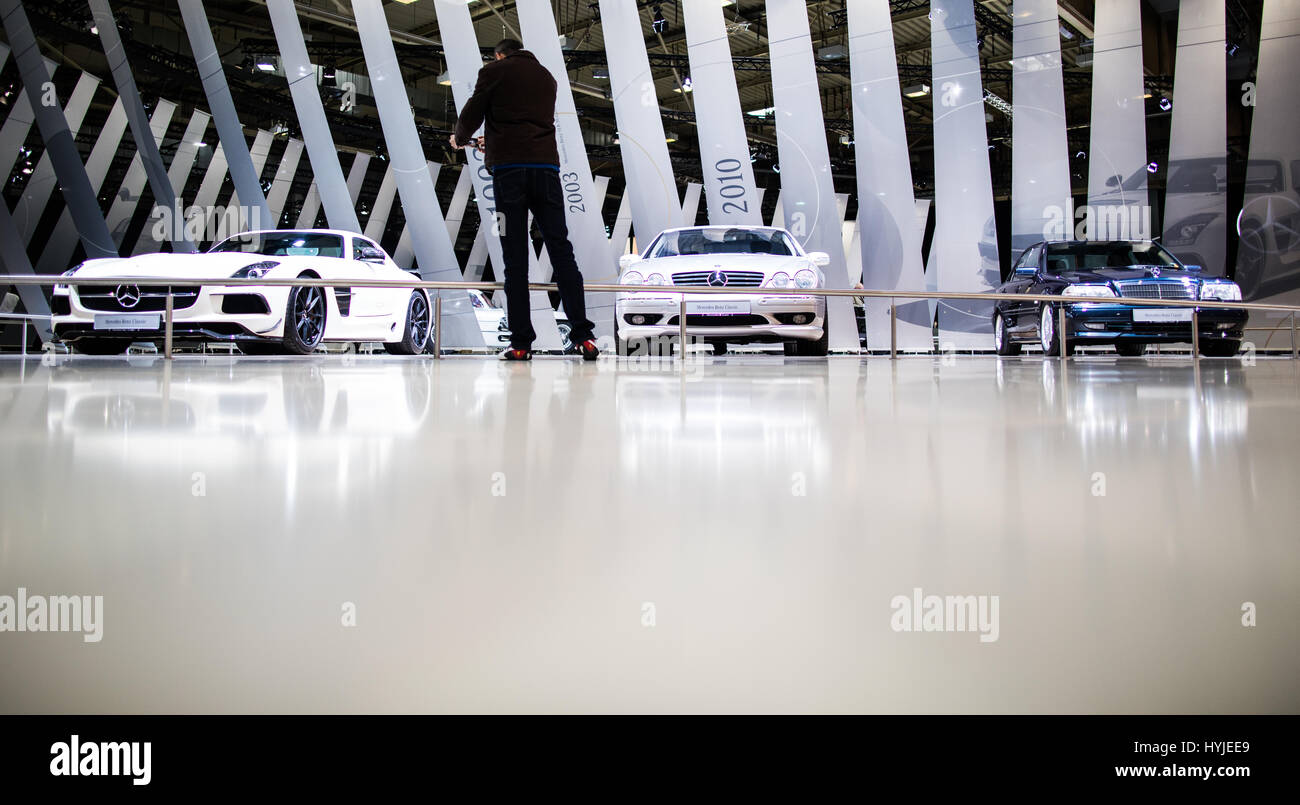 Essen, Allemagne. 5ème apr 2017. Un visiteur regarde les voitures de Mercedes-Benz à la Techno Classica pour "oldtimers" et "Youngtimers" à Essen, Allemagne, 5 avril 2017. L'Organisation mondiale du commerce se tiendra du 5 au 9 avril. Photo : Marcel Kusch/dpa/Alamy Live News Banque D'Images