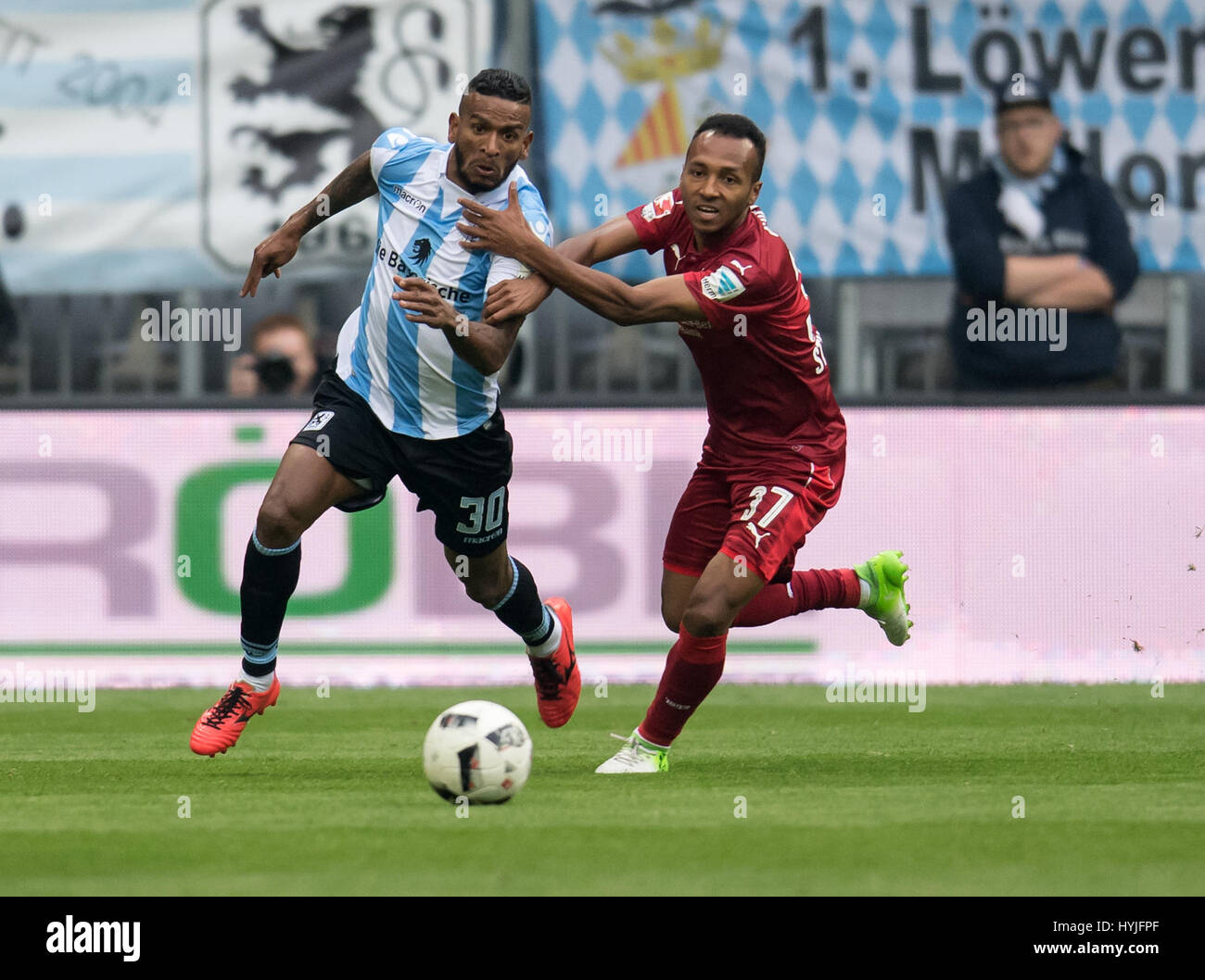 Munich, Allemagne. Le 05 Avr, 2017. La Munich Amilton Minervino da Silva (L) et Stuttgart, Julian Wesley Green rivalisent pour le ballon pendant le match de football Bundesliga 2 allemande entre TSV 1860 Munich et le VfB Stuttgart dans l'Allianz Arena de Munich, Allemagne, 05 avril 2017. (CONDITIONS D'EMBARGO - ATTENTION : En raison de la lignes directrices d'accréditation, le LDF n'autorise la publication et l'utilisation de jusqu'à 15 photos par correspondance sur internet et dans les médias en ligne pendant le match.) Photo : Sven Hoppe/dpa/Alamy Live News Banque D'Images