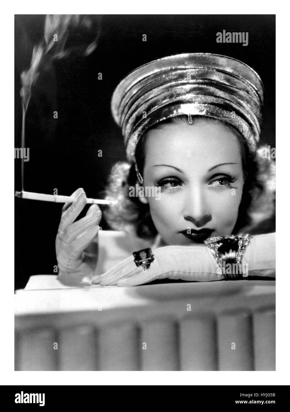 B&W soft focus élégant studio portrait de Greta Garbo avec porte-cigarette, 1905-1990 Banque D'Images