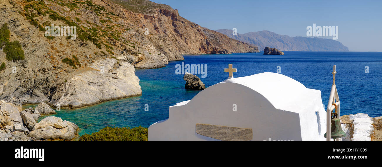 Panorama romantique vue sur la plage d''Agia Anna avec chapelle sur l'île d'Amorgos, Cyclades, Grèce Banque D'Images