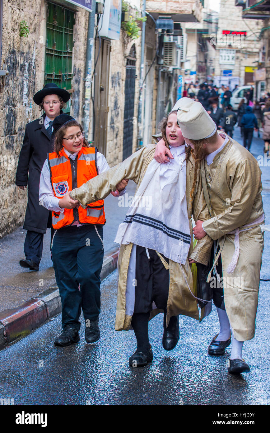 Jérusalem - 13 mars : les garçons ivres ultra orthodoxe durant Pourim À Mea Shearim à Jérusalem le 13 mars 2017 , Pourim est une fête juive célèbre la sal Banque D'Images