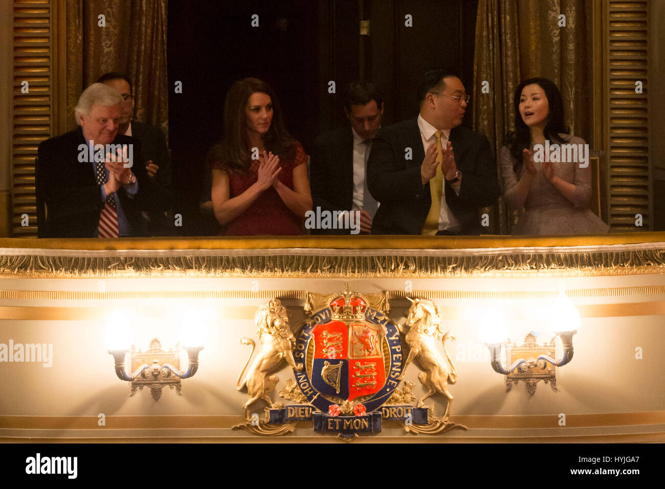 (De gauche à droite) Michael Grade, le Seigneur de la duchesse de Cambridge, le Dr Johnny député et sa femme Vicki dans la loge royale pour la soirée d'ouverture de la 42e Rue, dans les soins de l'Est Anglia Children's Hospice au Theatre Royal, Drury Lane, London. Banque D'Images