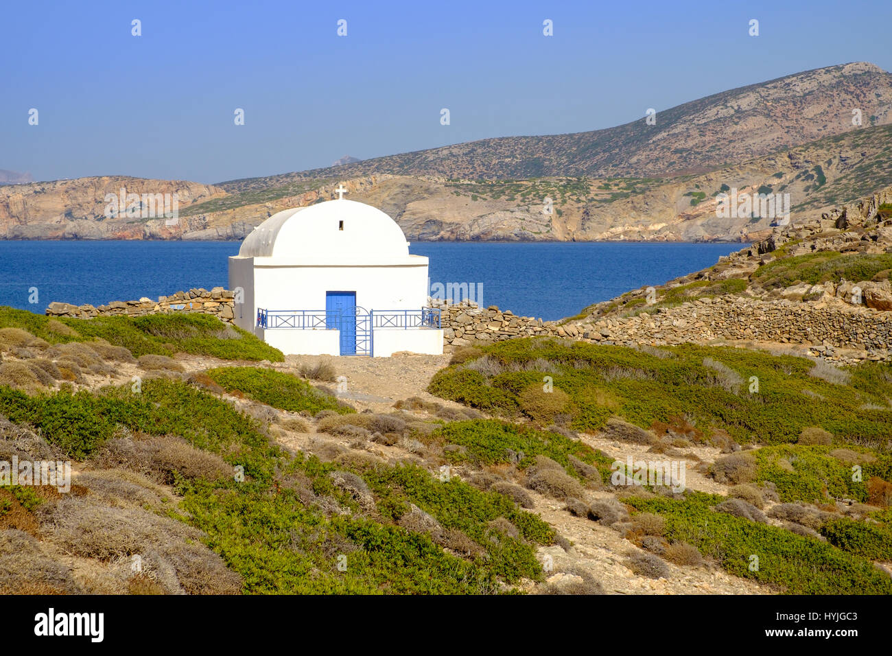 Vue panoramique de la chapelle blanche dans le magnifique littoral de l'océan, l'île d'Amorgos, Cyclades, Grèce Banque D'Images