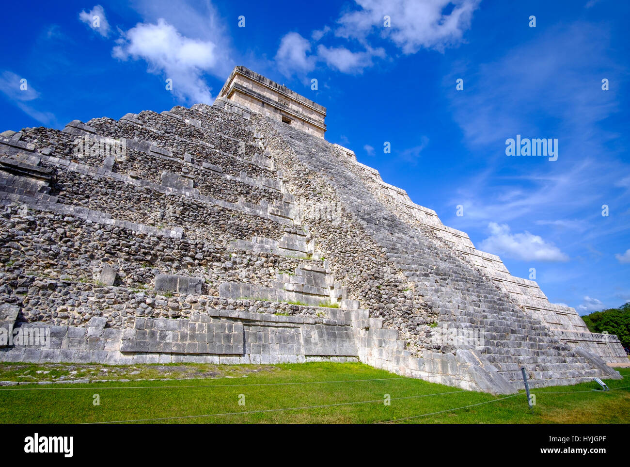 Vue panoramique sur le Castillo pyramide maya à Chichen Itza, Mexique Banque D'Images