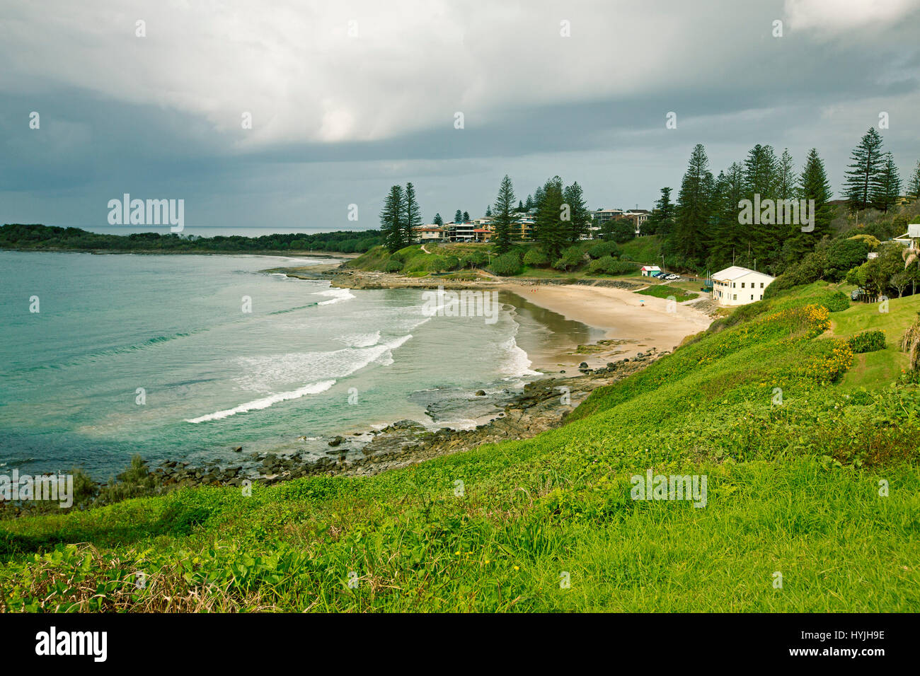 Vue sur plage isolée, la baie, l'océan Pacifique, et le bord de l'eau abrite sous ciel d'orage à Yamba dans le nord du NSW Australie Banque D'Images