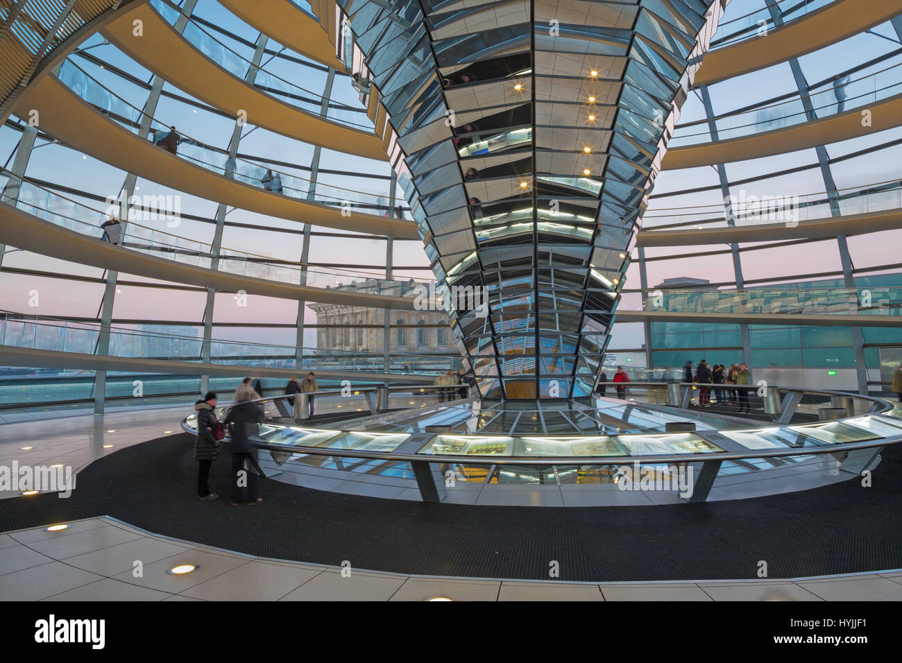 BERLIN, ALLEMAGNE - 13 février, 2017 : l'interion de coupole du Reichstag au crépuscule. Banque D'Images