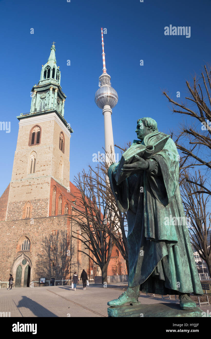 Berlin - la staue de reformator Martin Luther en face de l'église Marienkirche par Paul Martin Otto et Robert Toberenth (1895). Banque D'Images