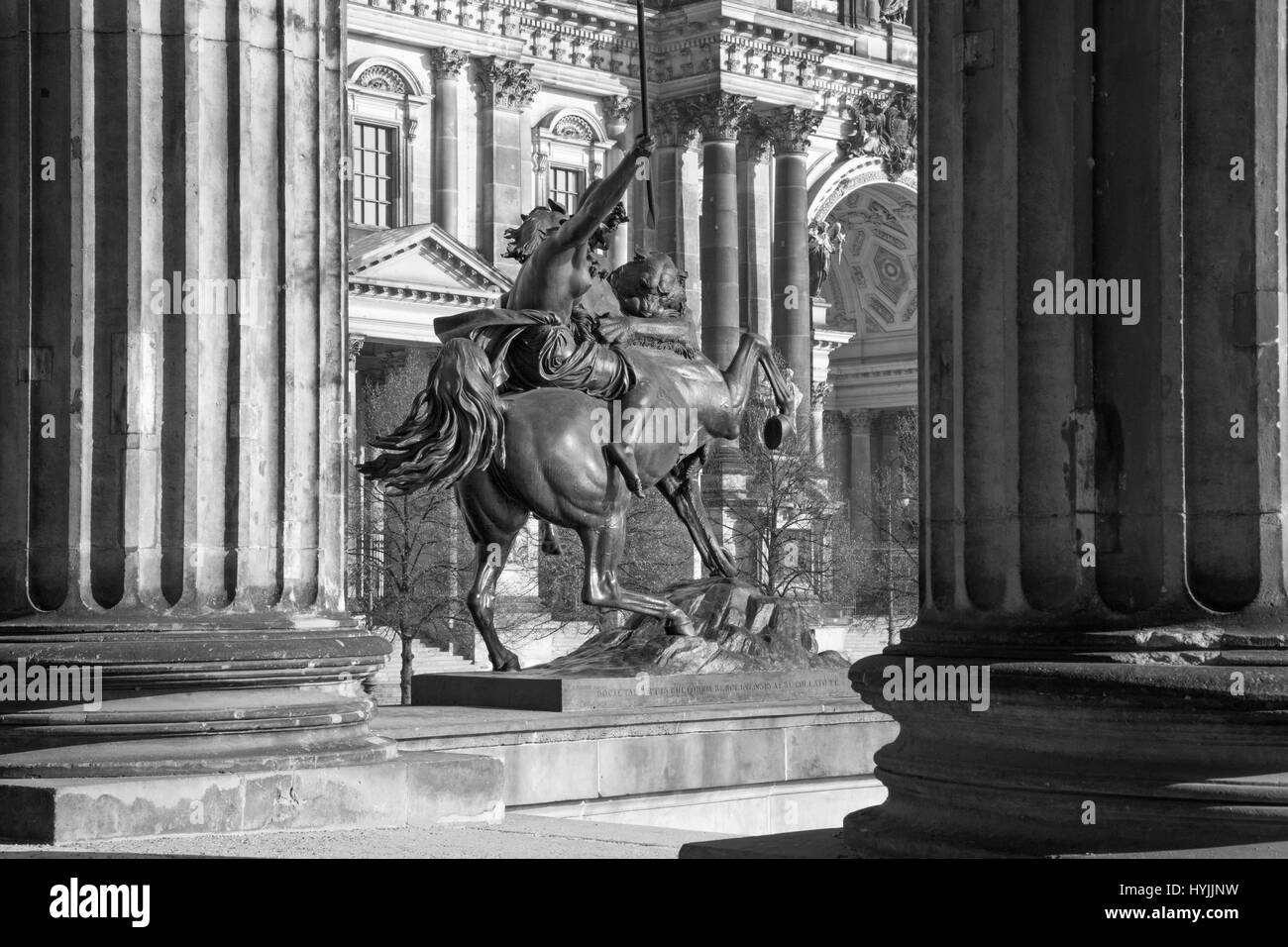 BERLIN, ALLEMAGNE - 13 février, 2017 : Le Dom et la sculpture de bronze Amazone zu Pferde en face de l'Altes Museum en août Kiss (1842). Banque D'Images