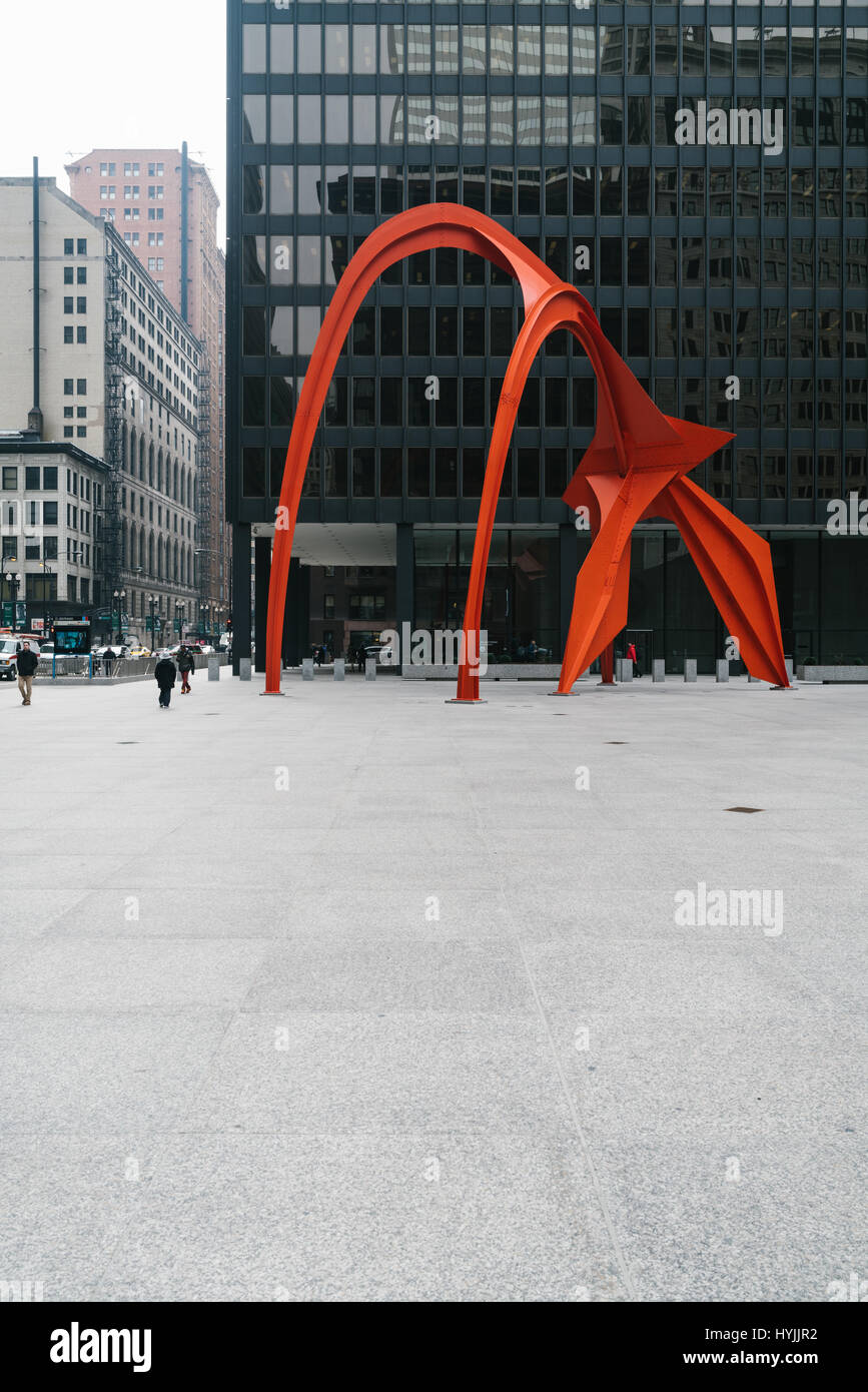 Flamingo, créé par l'artiste américain Alexander Calder, est un 53-pieds de grand stabile situé dans le Federal Plaza en face du Kluczynski Federal Banque D'Images
