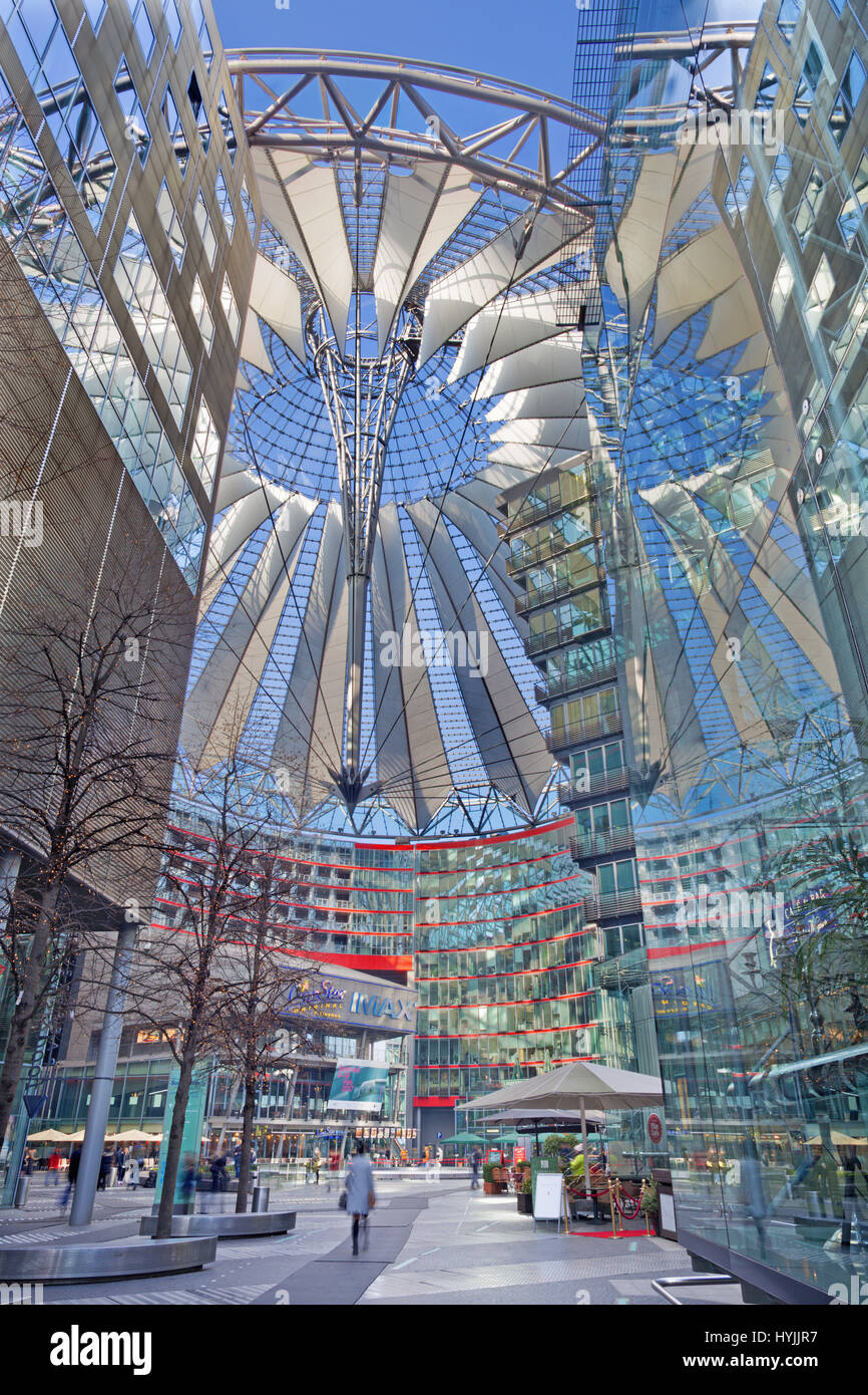 BERLIN, ALLEMAGNE, 15 février - 2017 : le Sony Center de matin. Le centre a été conçu par Helmut Jahn et Peter Walker Banque D'Images