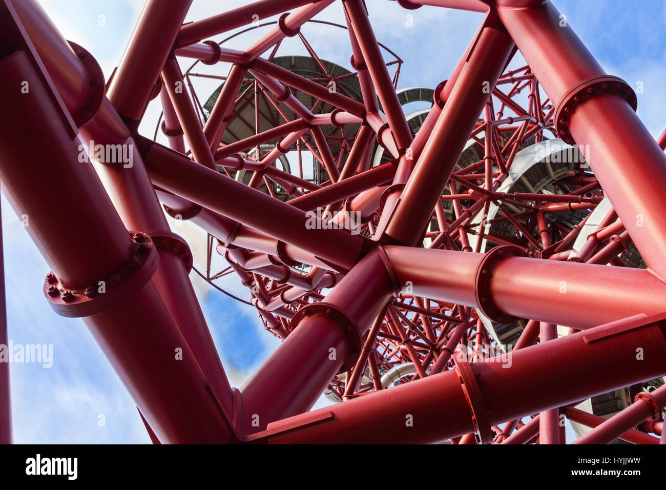 L'ArcelorMittal Orbit , spirale rouge structure en acier tubulaire avec glisser à l'intérieur à 114,5 mètres est la plus haute sculpture de Londres une destination touristique très att Banque D'Images