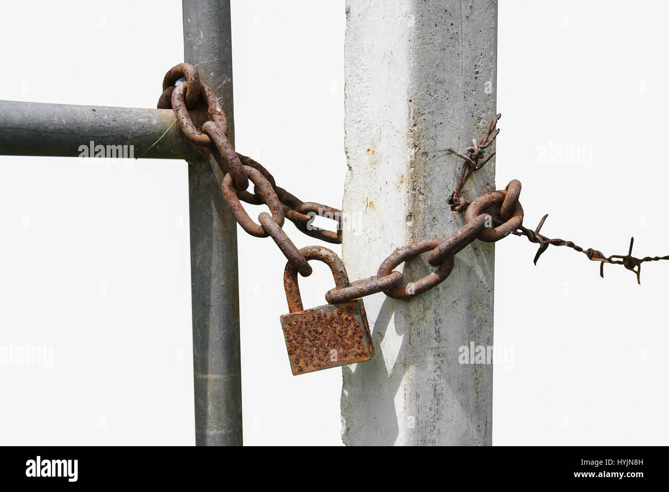 Cadenas anciens avec une chaîne de fer à une clôture, des déchets, de saisir Banque D'Images